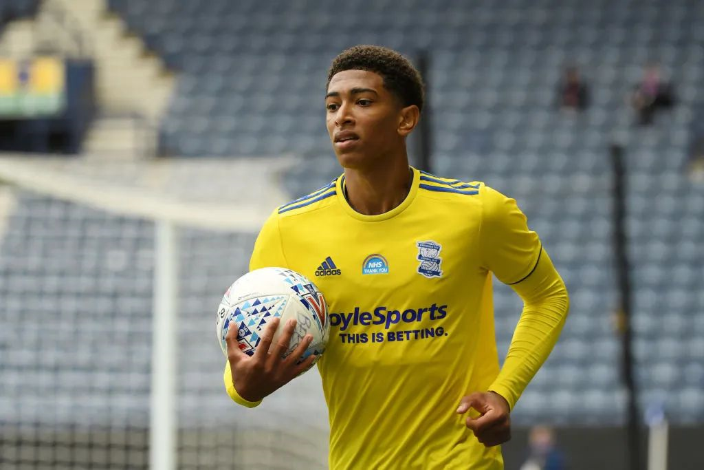 萨福诺夫成本世纪以来，首位在点球大战4次扑点的大巴黎门将（萨福诺夫创纪录，成巴黎本世纪首位在点球大战扑出4点球的门将）