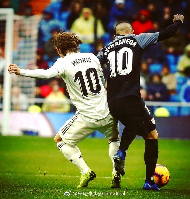 足球国足球员获赞：比赛态度专业