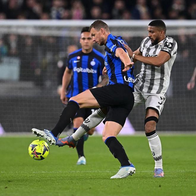 拜仁连续18场联赛每场都至少进两球，距德甲纪录只差两场